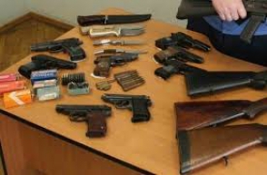 Կամավոր զենք-զինամթերք է հանձնել